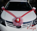 Сватбена украса за кола от изкуствени цветя в бордо E7